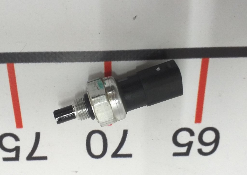 11 Tesla model 3 air conditioning pressure and temperature sensor 1108608-00-A